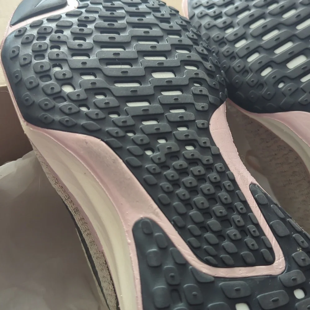 Nike ZOOMX Invincible Run FK, 9.5 Women's - Picture 3 of 9